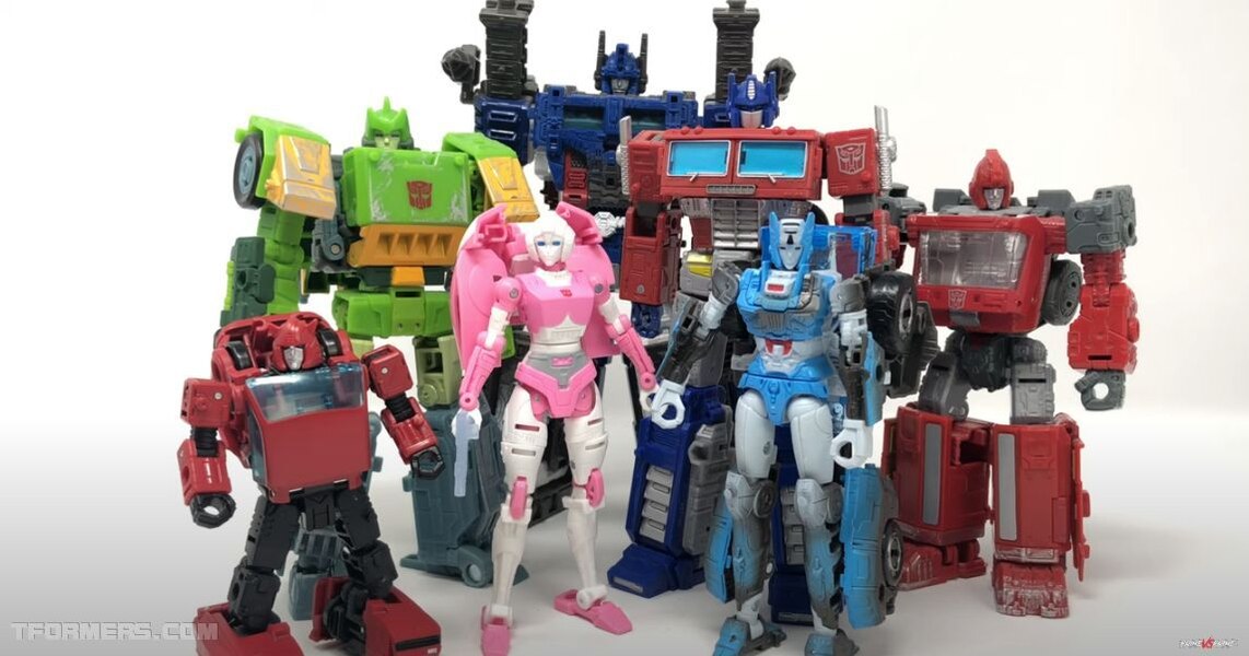 Earthrise Arcee Deluxe Class Review By PrimeVsPrime  (33 of 34)